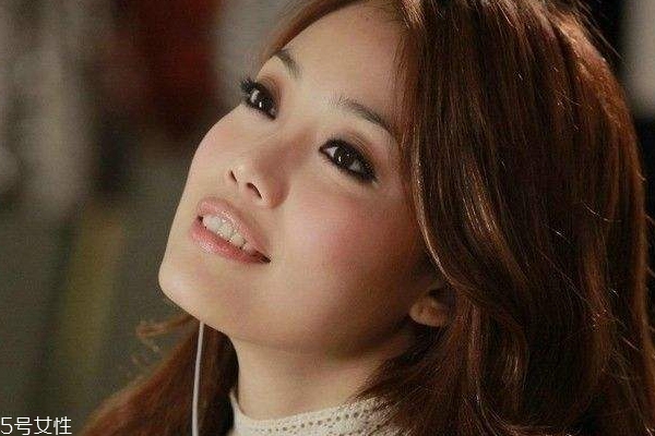 頭發(fā)粗染什么顏色好看 深色系能隱藏粗質(zhì)感 頭發(fā)粗染什么顏色好看 深色系能隱藏粗質(zhì)感