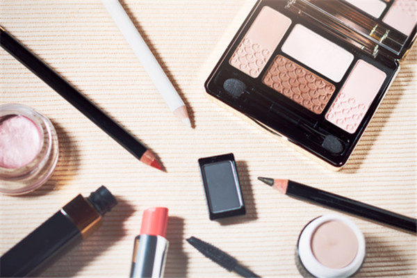 有女人味的時(shí)尚干練妝容怎么畫 有女人味的時(shí)尚干練妝容怎么畫