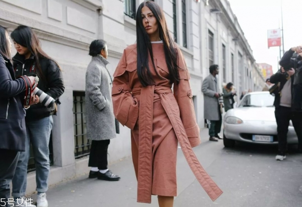 女生秋冬穿什么顏色衣服好看 2018年秋冬十大流行色 女生秋冬穿什么顏色衣服好看 2018年秋冬十大流行色