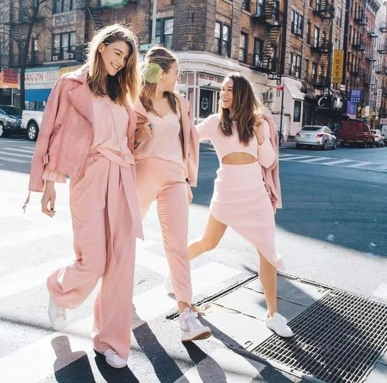 女生秋冬穿什么顏色衣服好看 2018年秋冬十大流行色 女生秋冬穿什么顏色衣服好看 2018年秋冬十大流行色