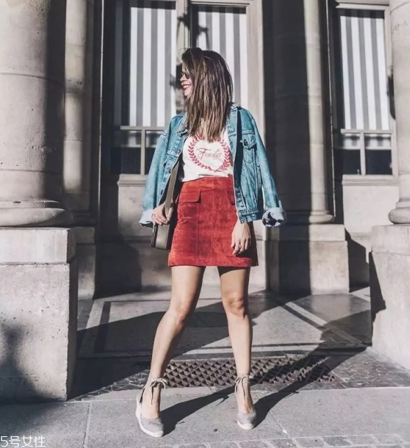 女生秋冬穿什么顏色衣服好看 2018年秋冬十大流行色 女生秋冬穿什么顏色衣服好看 2018年秋冬十大流行色