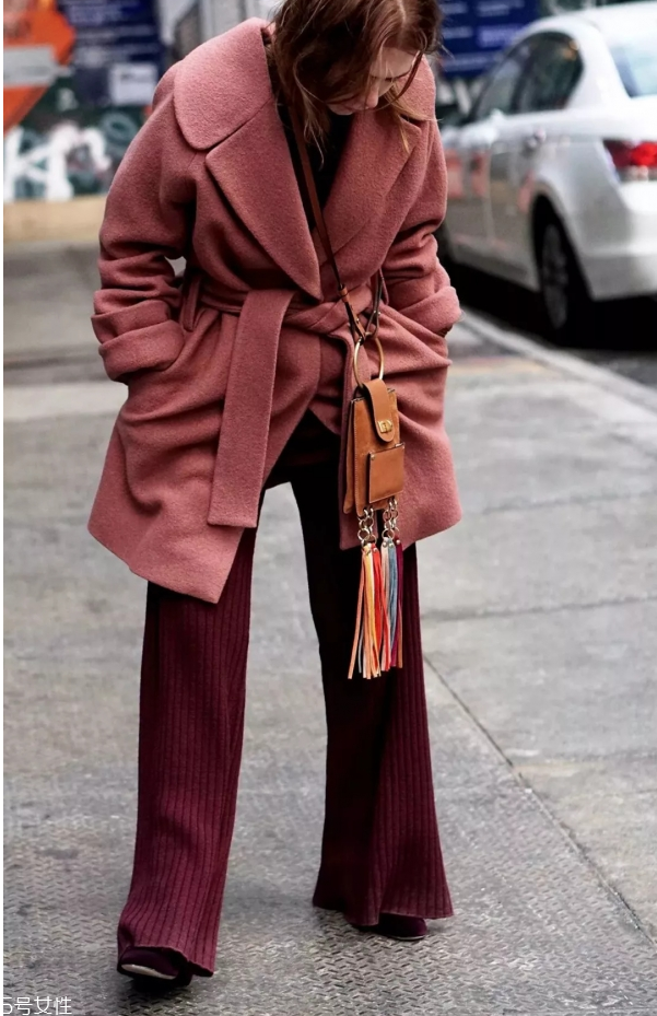 女生秋冬穿什么顏色衣服好看 2018年秋冬十大流行色 女生秋冬穿什么顏色衣服好看 2018年秋冬十大流行色