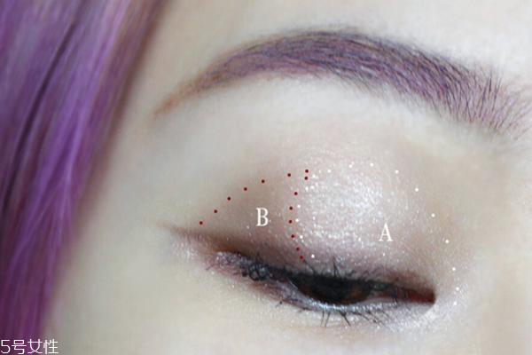 眼妝怎么畫顯眼睛大 教你如何化妝使眼睛變大 眼妝怎么畫顯眼睛大 教你如何化妝使眼睛變大