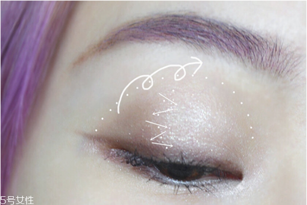 眼妝怎么畫顯眼睛大 教你如何化妝使眼睛變大 眼妝怎么畫顯眼睛大 教你如何化妝使眼睛變大