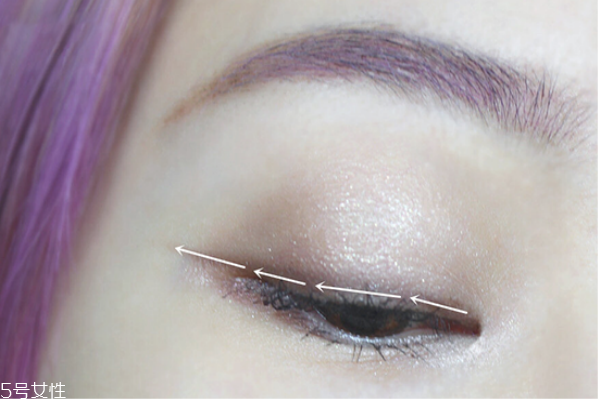 眼妝怎么畫顯眼睛大 教你如何化妝使眼睛變大 眼妝怎么畫顯眼睛大 教你如何化妝使眼睛變大
