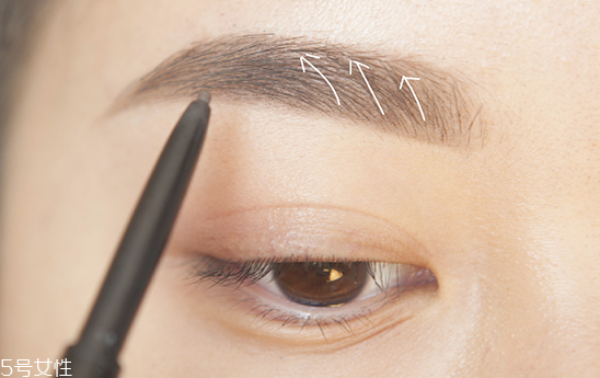 眼妝怎么畫顯眼睛大 教你如何化妝使眼睛變大 眼妝怎么畫顯眼睛大 教你如何化妝使眼睛變大