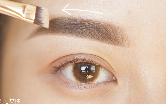 眼妝怎么畫顯眼睛大 教你如何化妝使眼睛變大 眼妝怎么畫顯眼睛大 教你如何化妝使眼睛變大