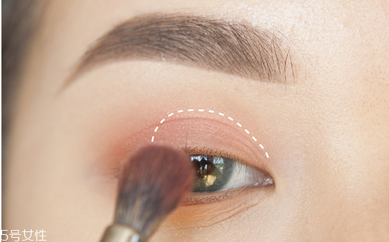 眼妝怎么畫顯眼睛大 教你如何化妝使眼睛變大 眼妝怎么畫顯眼睛大 教你如何化妝使眼睛變大
