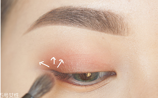 眼妝怎么畫顯眼睛大 教你如何化妝使眼睛變大 眼妝怎么畫顯眼睛大 教你如何化妝使眼睛變大