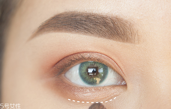 眼妝怎么畫顯眼睛大 教你如何化妝使眼睛變大 眼妝怎么畫顯眼睛大 教你如何化妝使眼睛變大