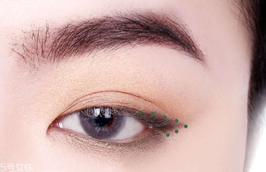 眼妝怎么畫顯眼睛大 教你如何化妝使眼睛變大 眼妝怎么畫顯眼睛大 教你如何化妝使眼睛變大