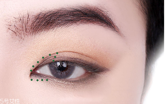 眼妝怎么畫顯眼睛大 教你如何化妝使眼睛變大 眼妝怎么畫顯眼睛大 教你如何化妝使眼睛變大