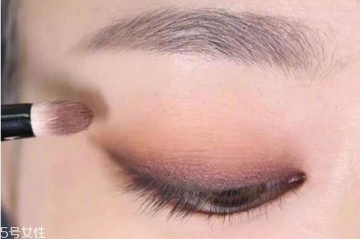 眼妝怎么畫顯眼睛大 教你如何化妝使眼睛變大 眼妝怎么畫顯眼睛大 教你如何化妝使眼睛變大