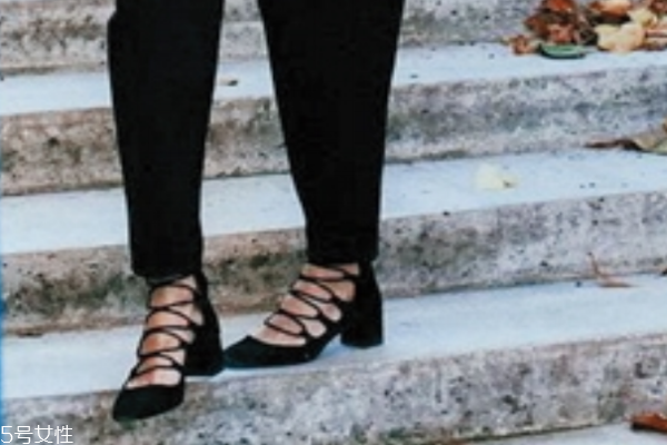 綁帶鞋怎么穿好看 3招一秒變纖瘦 綁帶鞋怎么穿好看 3招一秒變纖瘦