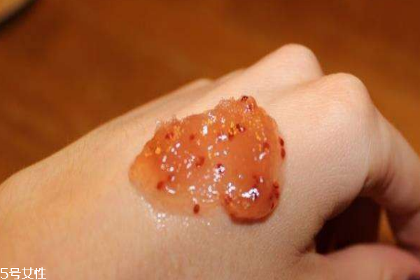 雞皮膚是怎么回事 身體磨砂膏拯救你 雞皮膚是怎么回事 身體磨砂膏拯救你