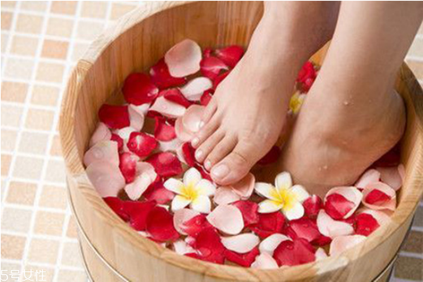 冬天泡腳泡多久 冬季泡腳的最佳溫度 冬天泡腳泡多久 冬季泡腳的最佳溫度