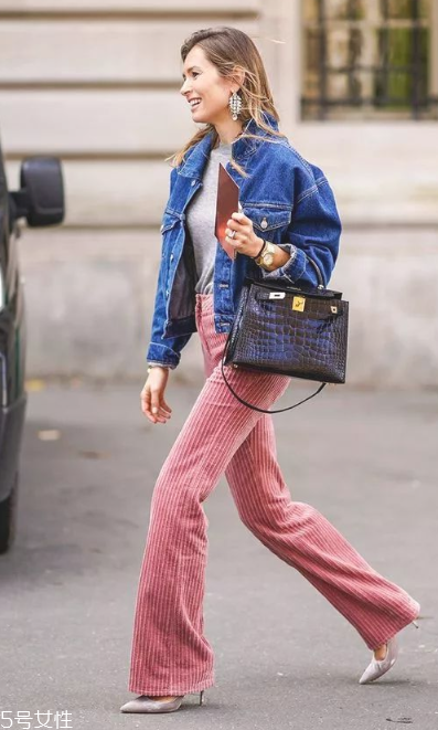 燈芯絨褲子配什么上衣女 燈芯絨褲子上衣搭配圖片 燈芯絨褲子配什么上衣女 燈芯絨褲子上衣搭配圖片