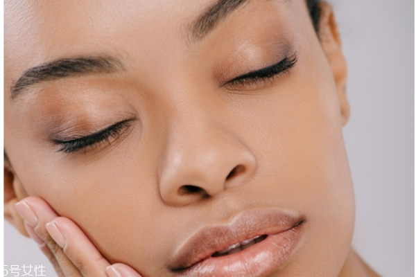 乳液和精華先后順序 原來這些年都用錯(cuò)了 乳液和精華先后順序 原來這些年都用錯(cuò)了