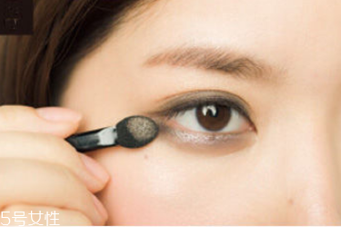 灰色眼影怎么畫 3步打造成熟可愛(ài)眼妝