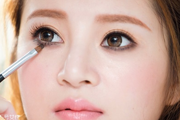 灰色眼影怎么畫 3步打造成熟可愛(ài)眼妝