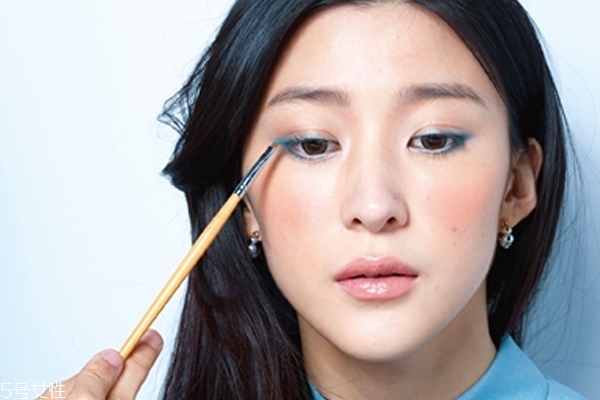 湖藍色眼影怎么畫好看 讓雙眸更深遂 湖藍色眼影怎么畫好看 讓雙眸更深遂