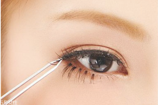 假睫毛可以用幾次 假睫毛也能重復(fù)使用 假睫毛可以用幾次 假睫毛也能重復(fù)使用