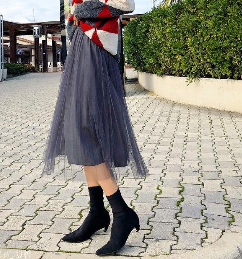 半身中長(zhǎng)裙怎么搭配 4種半身中長(zhǎng)裙穿法 半身中長(zhǎng)裙怎么搭配 4種半身中長(zhǎng)裙穿法