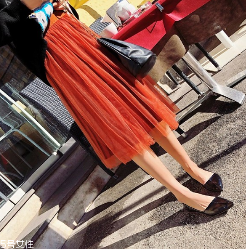 半身中長(zhǎng)裙怎么搭配 4種半身中長(zhǎng)裙穿法 半身中長(zhǎng)裙怎么搭配 4種半身中長(zhǎng)裙穿法
