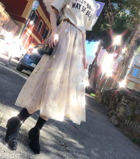 半身中長(zhǎng)裙怎么搭配 4種半身中長(zhǎng)裙穿法 半身中長(zhǎng)裙怎么搭配 4種半身中長(zhǎng)裙穿法