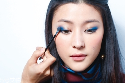 湖藍色眼影怎么畫好看 讓雙眸更深遂 湖藍色眼影怎么畫好看 讓雙眸更深遂