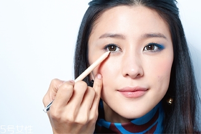 湖藍色眼影怎么畫好看 讓雙眸更深遂 湖藍色眼影怎么畫好看 讓雙眸更深遂