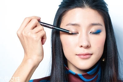 湖藍色眼影怎么畫好看 讓雙眸更深遂 湖藍色眼影怎么畫好看 讓雙眸更深遂