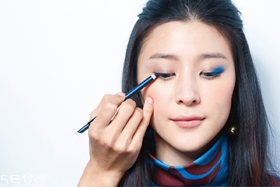湖藍色眼影怎么畫好看 讓雙眸更深遂 湖藍色眼影怎么畫好看 讓雙眸更深遂