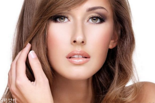 護(hù)發(fā)精油可以涂發(fā)根嗎 護(hù)發(fā)精油好還是發(fā)膜好 護(hù)發(fā)精油可以涂發(fā)根嗎 護(hù)發(fā)精油好還是發(fā)膜好