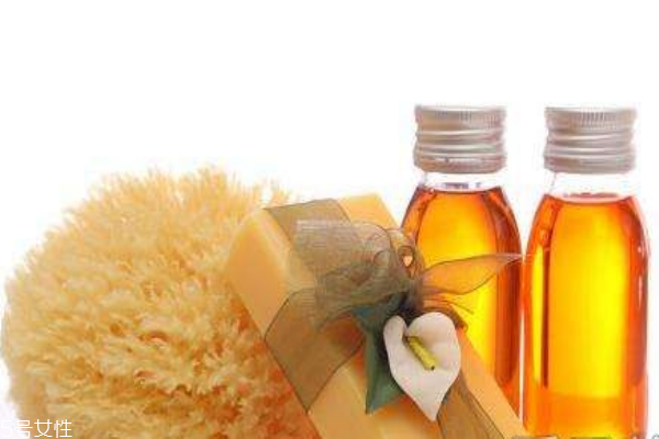 護(hù)發(fā)精油可以涂發(fā)根嗎 護(hù)發(fā)精油好還是發(fā)膜好 護(hù)發(fā)精油可以涂發(fā)根嗎 護(hù)發(fā)精油好還是發(fā)膜好