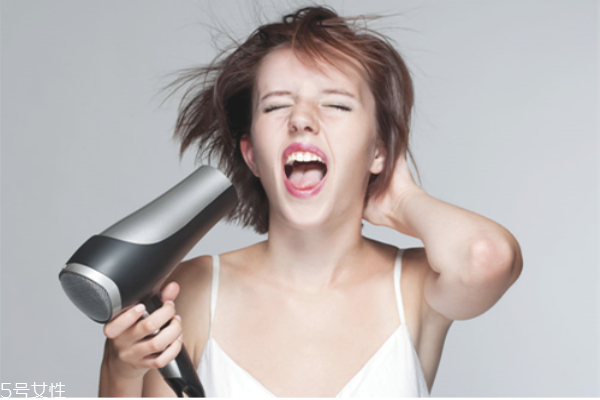 染發(fā)后多久可以燙頭 染發(fā)后護(hù)色小技巧 染發(fā)后多久可以燙頭 染發(fā)后護(hù)色小技巧