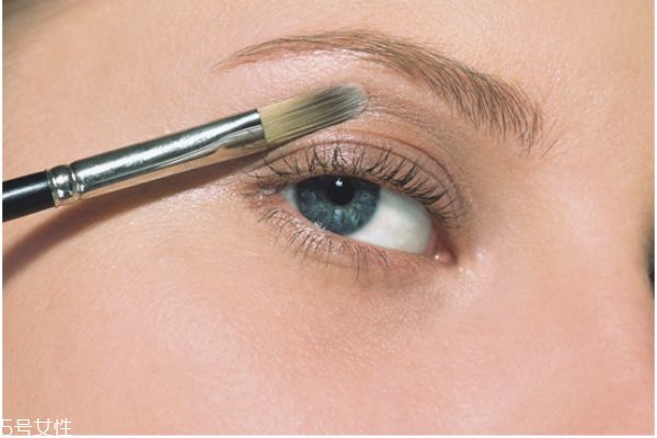 什么牌子的蜜粉好用 使用蜜粉的小技巧 什么牌子的蜜粉好用 使用蜜粉的小技巧