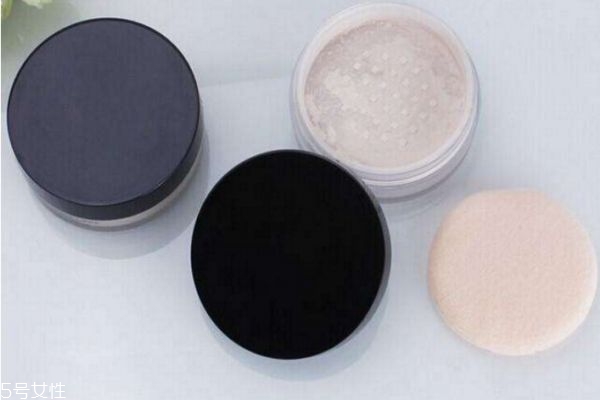 什么牌子的蜜粉好用 使用蜜粉的小技巧 什么牌子的蜜粉好用 使用蜜粉的小技巧