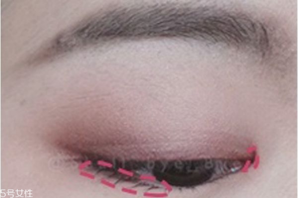 粉色眼影怎么畫 粉色眼影的畫法步驟圖 粉色眼影怎么畫 粉色眼影的畫法步驟圖