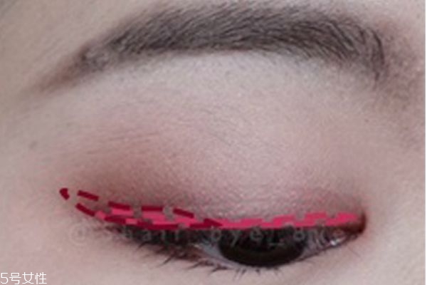 粉色眼影怎么畫 粉色眼影的畫法步驟圖 粉色眼影怎么畫 粉色眼影的畫法步驟圖
