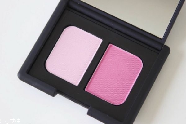 粉色眼影怎么畫 粉色眼影的畫法步驟圖 粉色眼影怎么畫 粉色眼影的畫法步驟圖