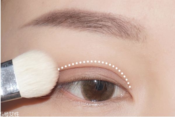 藕粉色眼影怎么畫 好看的秋冬眼妝教程 藕粉色眼影怎么畫 好看的秋冬眼妝教程