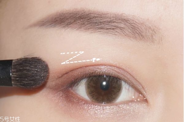 藕粉色眼影怎么畫 好看的秋冬眼妝教程 藕粉色眼影怎么畫 好看的秋冬眼妝教程