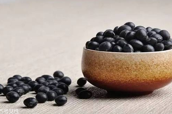 多吃黑豆頭發(fā)能變黑嗎 沒有科學(xué)根據(jù) 多吃黑豆頭發(fā)能變黑嗎 沒有科學(xué)根據(jù)