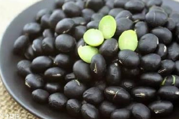 多吃黑豆頭發(fā)能變黑嗎 沒有科學(xué)根據(jù) 多吃黑豆頭發(fā)能變黑嗎 沒有科學(xué)根據(jù)