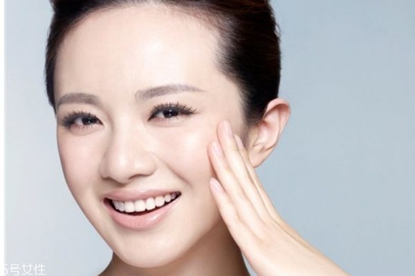 蛇皮膚用什么洗澡好 讓你跟蛇皮紋說再見 蛇皮膚用什么洗澡好 讓你跟蛇皮紋說再見