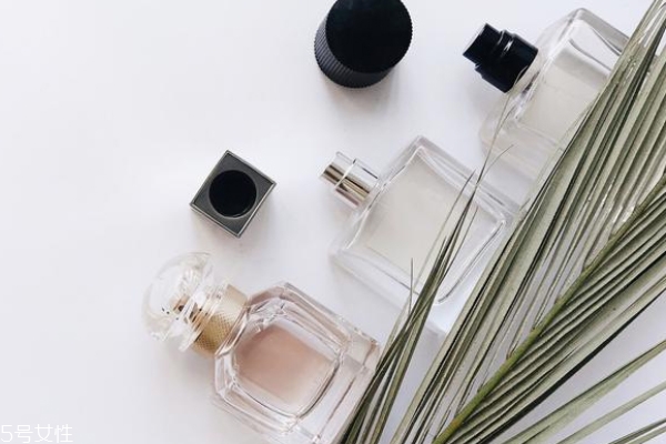 淡香水可以維持多久 3到4個(gè)小時(shí) 淡香水可以維持多久 3到4個(gè)小時(shí)