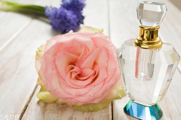 淡香水可以維持多久 3到4個(gè)小時(shí) 淡香水可以維持多久 3到4個(gè)小時(shí)