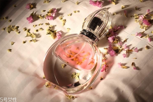 淡香水可以維持多久 3到4個(gè)小時(shí) 淡香水可以維持多久 3到4個(gè)小時(shí)
