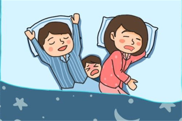 寶寶跟媽媽睡的好處和壞處有哪些 寶寶跟媽媽睡的好處和壞處有哪些